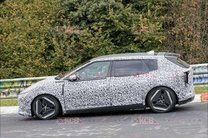 Το νέο Kia EV4 «πιάστηκε» σε δοκιμές στο Nurburgring [+video]